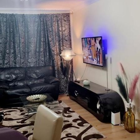 2 Bedroom Apartment - Greater London Dagenham Exterior foto