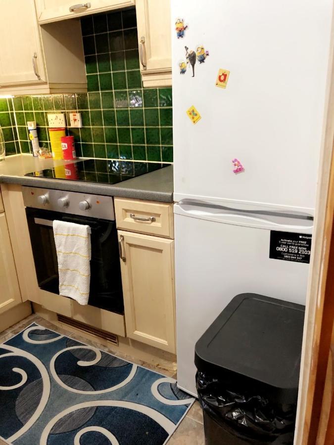 2 Bedroom Apartment - Greater London Dagenham Exterior foto